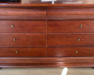 55. Thomasville 8 Drawer Dresser (68.5" x 19" x 35.5")