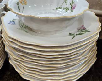 164. Villeroy & Boch Dinnerware Set for 12, Dinner Plates, Salad Plate, Bowls, Coffee Cups, Serving Platter, Serving Bowl, Cream and Sugar, Gravey Boat