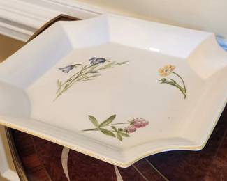 164. Villeroy & Boch Dinnerware Set for 12, Dinner Plates, Salad Plate, Bowls, Coffee Cups, Serving Platter, Serving Bowl, Cream and Sugar, Gravey Boat