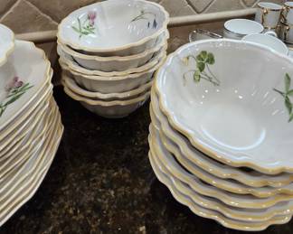 164. Villeroy & Boch Dinnerware Set for 12, Dinner Plates, Salad Plate, Bowls, Coffee Cups, Serving Platter, Serving Bowl, Cream and Sugar, Gravey Boat