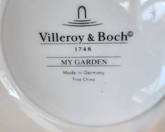 164. Villeroy & Boch Dinnerware Set for 12, Dinner Plates, Salad Plate, Bowls, Coffee Cups, Serving Platter, Serving Bowl, Cream and Sugar, Gravey Boat