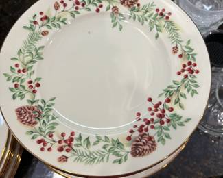 176. Lenox Williamsburg "Boxwood and Pine" Dinnerware, 16 Dinner Plates, 12 Lunheon Plates