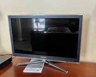 59. Samsung Series 6 TV (31")
