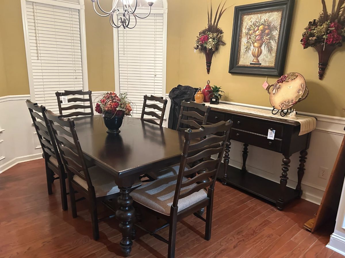 PAULA DEEN TABLE WITH 6 CHAIRS, LEAVES AND SIDEBOARD, DECOR