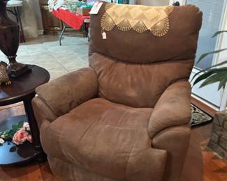 RECLINER, DOILIES