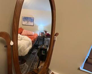 Free standing oval mirror
