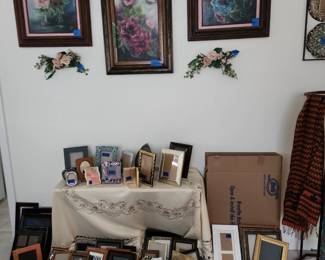 TONS OF PICTURE FRAMES