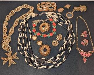 GB242Costume Jewelry 