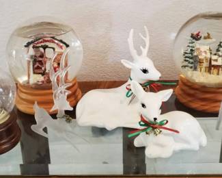 GB189Christmas Snow Globes And More