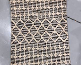 Momeni Ember Collections Hand-Woven 80% Wool and 20% Poly Rug. Measures 2' x 3'. 