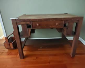 023
Antique 1920s Arts & Crafts Oak Desk
42" x 26" x 30" H