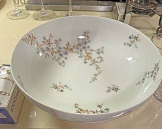 Large porcelain serving bowl in the "Buxton Gold" pattern by the English manufacturer Wedgwood
