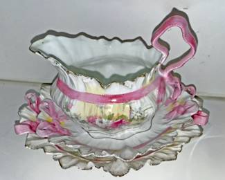 Porcelain sauce/gravy boat with a fixed underplate