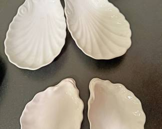 Ceramic shell-shaped dishes