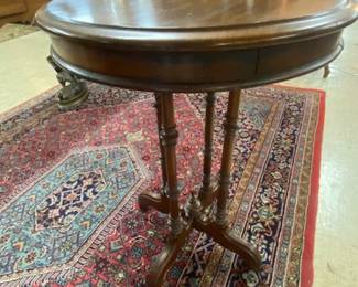 Round Spindle Leg Lamp Table 