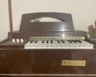 MAGNUS 1960's?  Home Beginner Organ--Sounds Good!