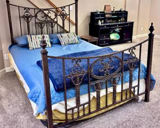 Bed / Headboard, Footboard, Frame with Mattress and Boxspring