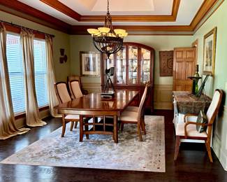 Dining Room Set, Area Rug and Décor 