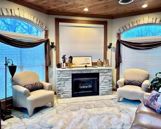 2 Armchairs, Floor Lamp and Décor 
