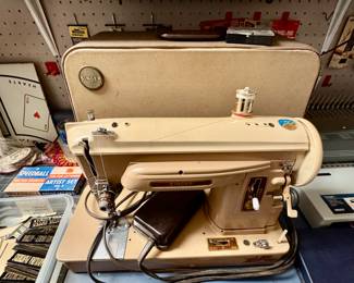 SINGER SEWING MACHINE