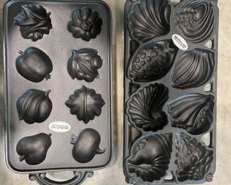 William Sonoma 
John Wright Cast-iron seashell pan muffin cornbread mold
14.75“ x 7.5“
$20
John Wright,, cast-iron vegetable pan muffin, corn, cornbread, mold
$20
Both for $30
Oven safe and compatible with gas or electric stoves
Collectible cookware is perfect for those who love to cook and appreciates quality.