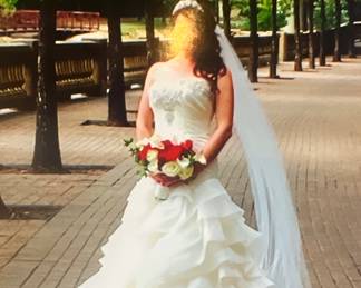 Winnie couture wedding dress.
Paid $4000 asking $1500 or best offer
More details at sale
Perfect condition
Clean an inbox