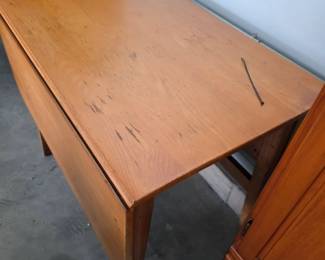 Table with drop leaf