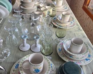 Set of Dishes for 10, Extras