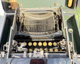 1917 Corona 3 Folding Black Antique
Typewriter w/ Case Working