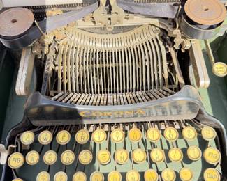 1917 Corona 3 Folding Black Antique
Typewriter w/ Case Working