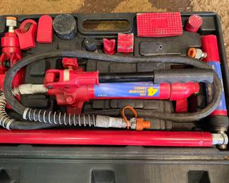 4-ton hydraulic porta power kit, a tool used for heavy-duty automotive repair, pushing, pulling, bending, and straightening frame components