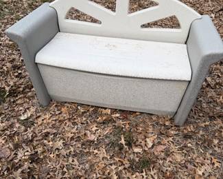 Rubbermaid 32 Gal. Resin Patio Storage Bench