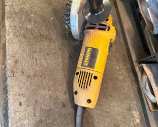 DEWALT DWE400 4-1/2" Small Angle Grinder. 
