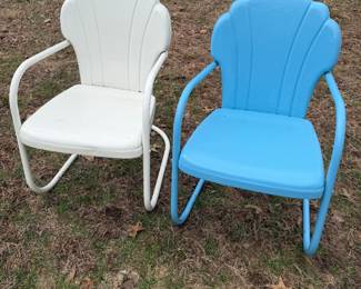  Crosley Furniture Tulip Retro Metal Chairs feature a nostalgic scalloped design