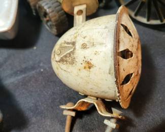 VINTAGE WHITE MECHANICAL HORN