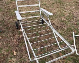 VINTAGE ALUMINUM CHAISE LOUNGE