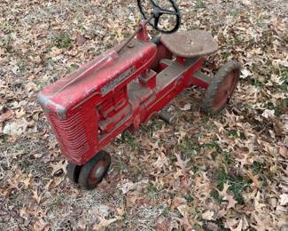 vintage Eska Farmall 400 pedal tractor. 