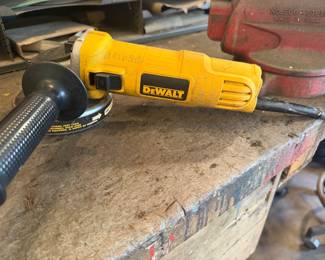  DEWALT DWE4011 4-1/2-inch Angle Grinder. 