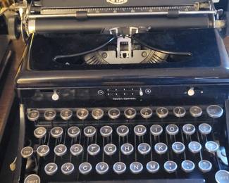 MINT VINTAGE ROYAL TYPEWRITER