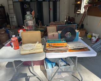 Vintage recordplayer ca 1960 and vitage records