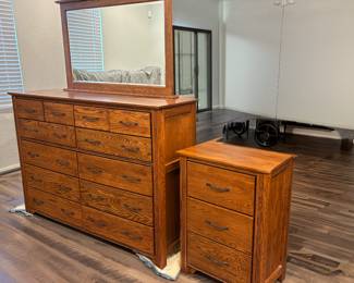 Beautiful Woodley's Fine Furniture Master Bedroom Set; Dresser, Mirror, 2 Nightstands, King Bed Frame