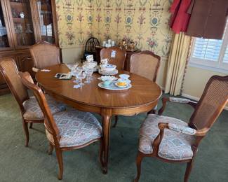 Kindel Grand Rapids Dining Table w/ 3 Leaves, Dining Chairs