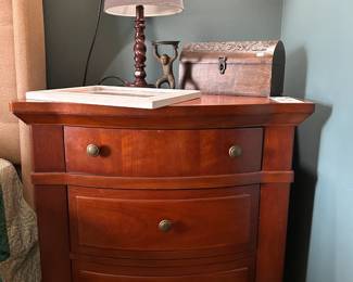 (B) Broyhill Furniture End Table, Table Lamp