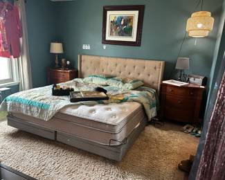 (A) Broyhill Furniture End Table, Table Lamp, (B) Broyhill Furniture End Table, Table Lamp