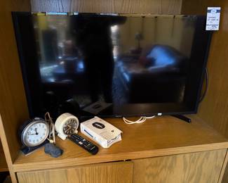 Samsung 40' Smart HD Tv, Clocks