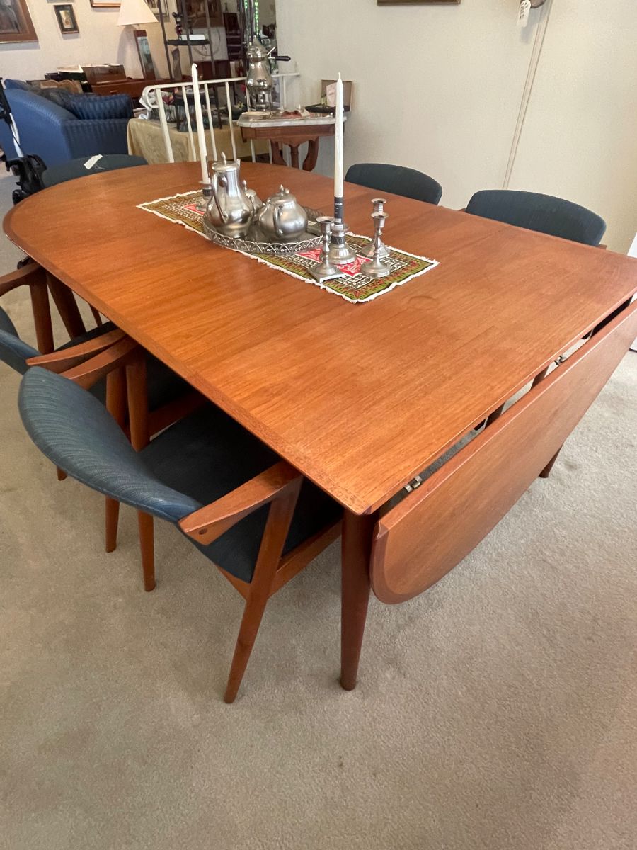 MID CENTURY MODERN TEAK DROP LEAF  DINNING TABLE( WITH  1 LEAF NOT SHOWN IN THIS PIC) -6 CHAIRS  