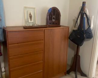 BEAUTIFUL LARGE TEAK CHEST OF DRAWERS/DRESSER  TONS OF STORAGE  THAT LOOKS GREAT TOO 