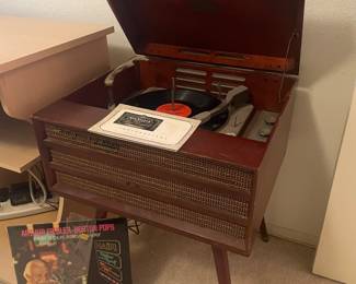 RCA VICTOR -needs a needle but we got it turning   sold as is of course  but its  so awesome        