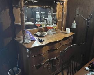 vintage sideboard/lamps