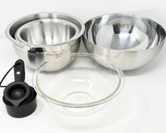 167 MiscellaneousMixingBowlsSetofMeasuringCups
